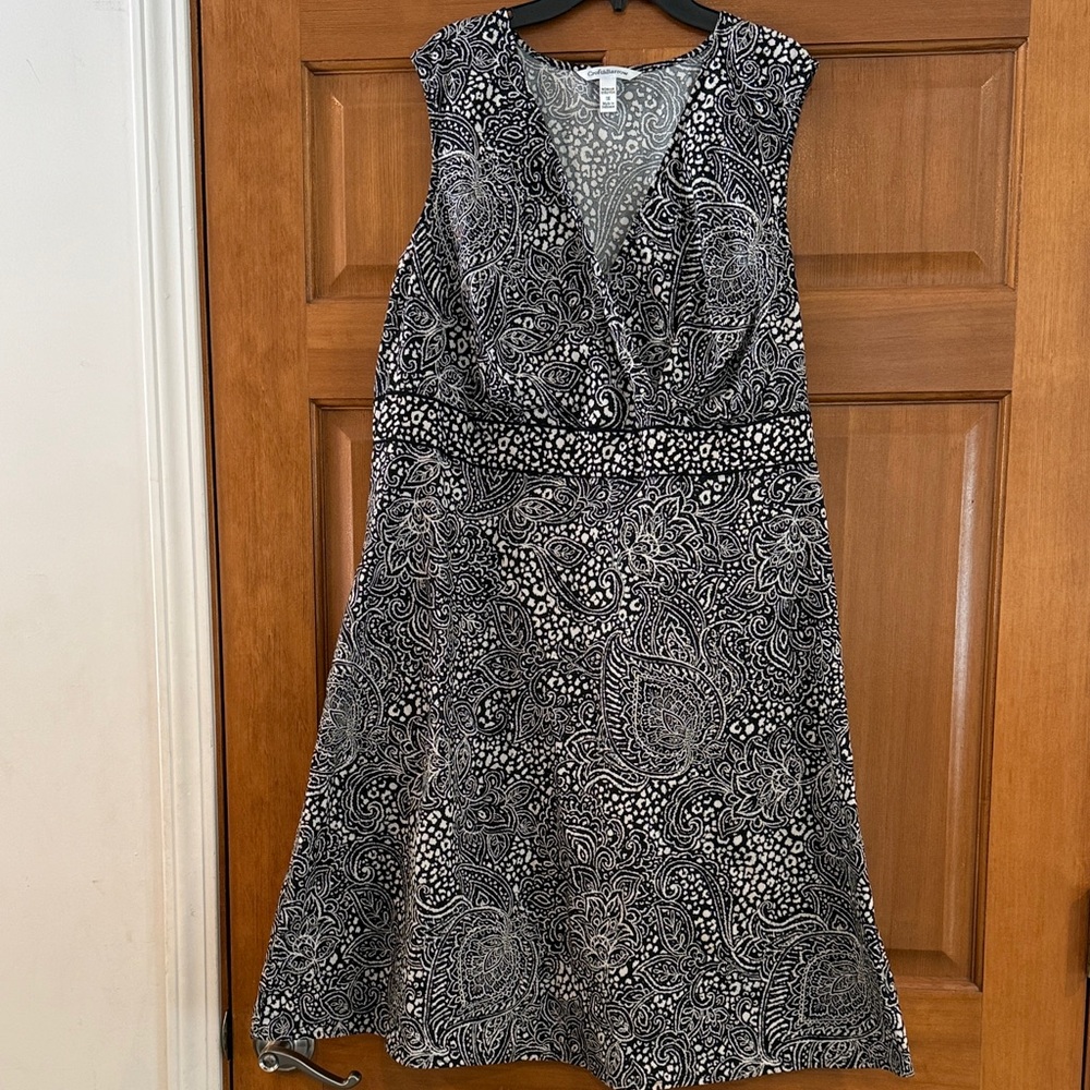 EUC! Women’s size 1X, Croft & Barrow Black and White Paisley Stretch Midi Dress!